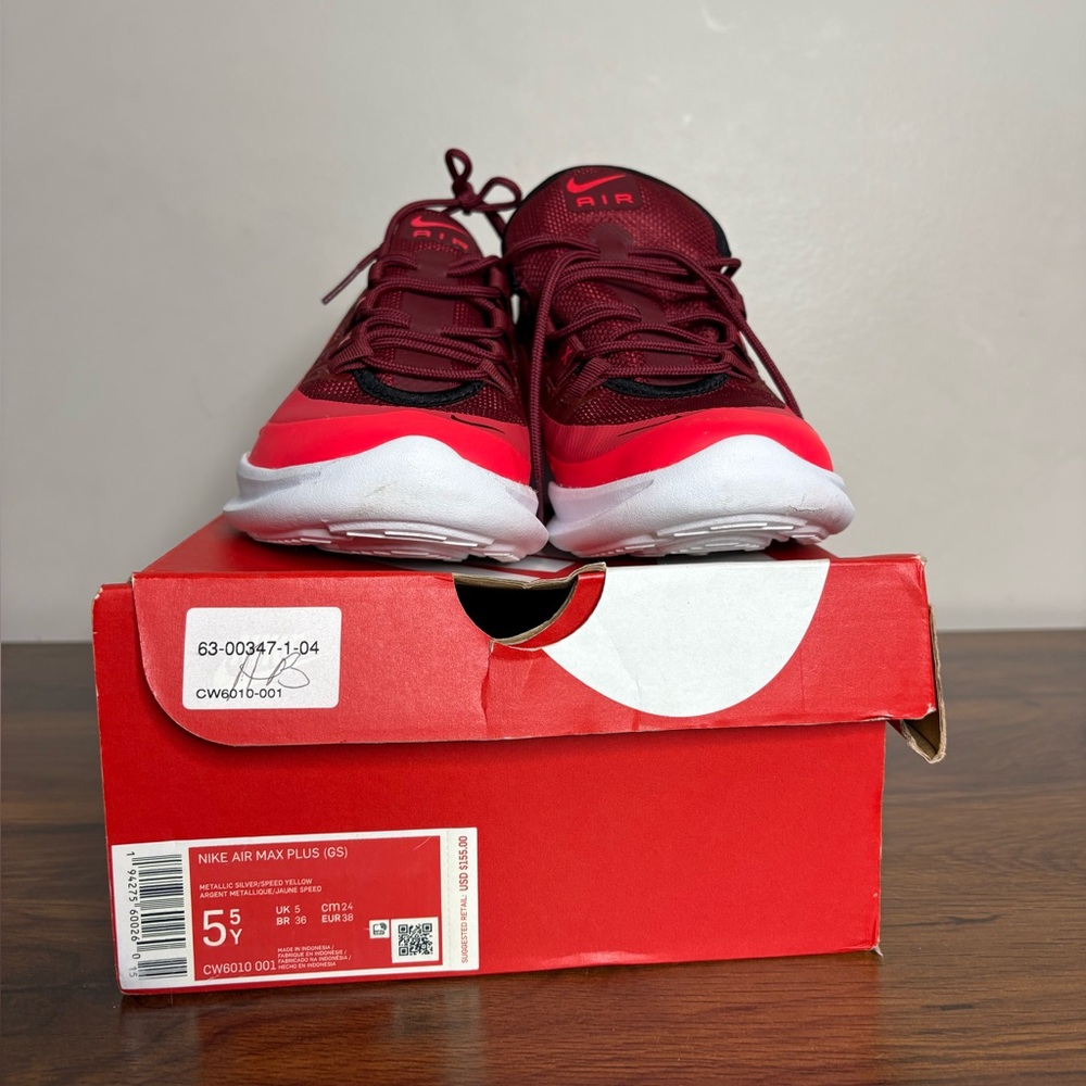 Nike Air Max Axis.